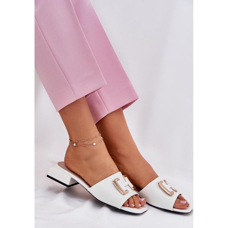 Vinceza Papuci pentru femei elegante pe un bloc cu un detaliu de aur Vincez 62229 White alb