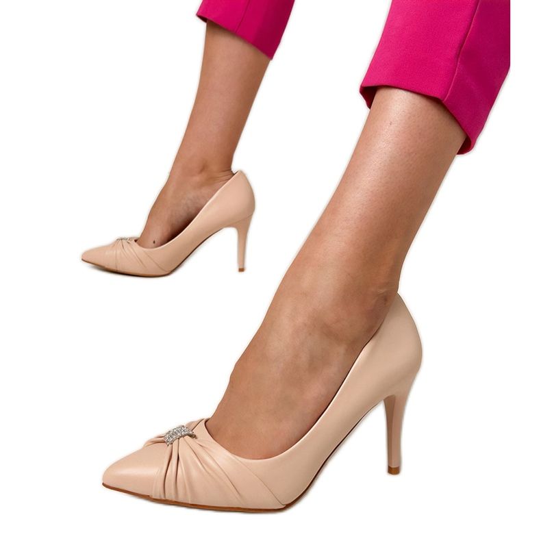 Pompe clasice bej pe un știft cu zirconi