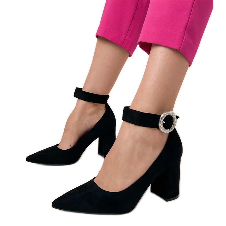 Pompe negre pe stâlp cu o cataramă și zircoane negru Pompe negre pe stâlp cu o cataramă și zircoane negru