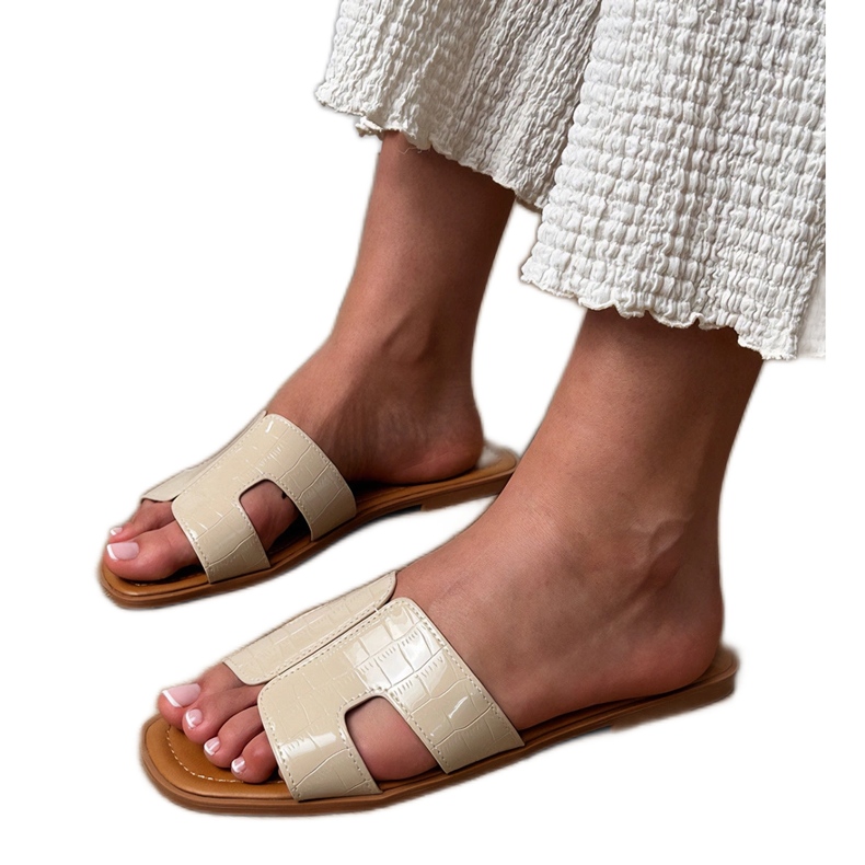 Clapele bej pe o talpă plană cu apăsare