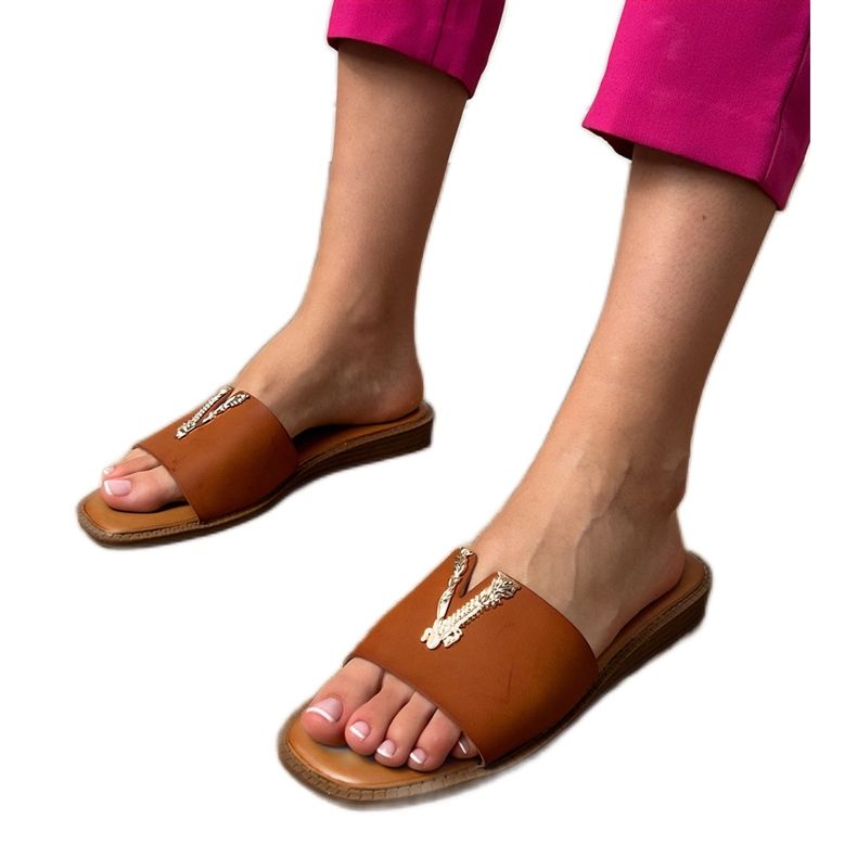 Flip -Flip -Flops cu un decor auriu maro
