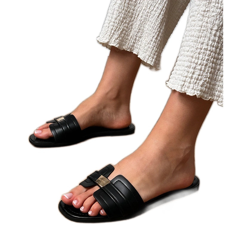 Papuci pentru femei negre cu ornament pe curea negru