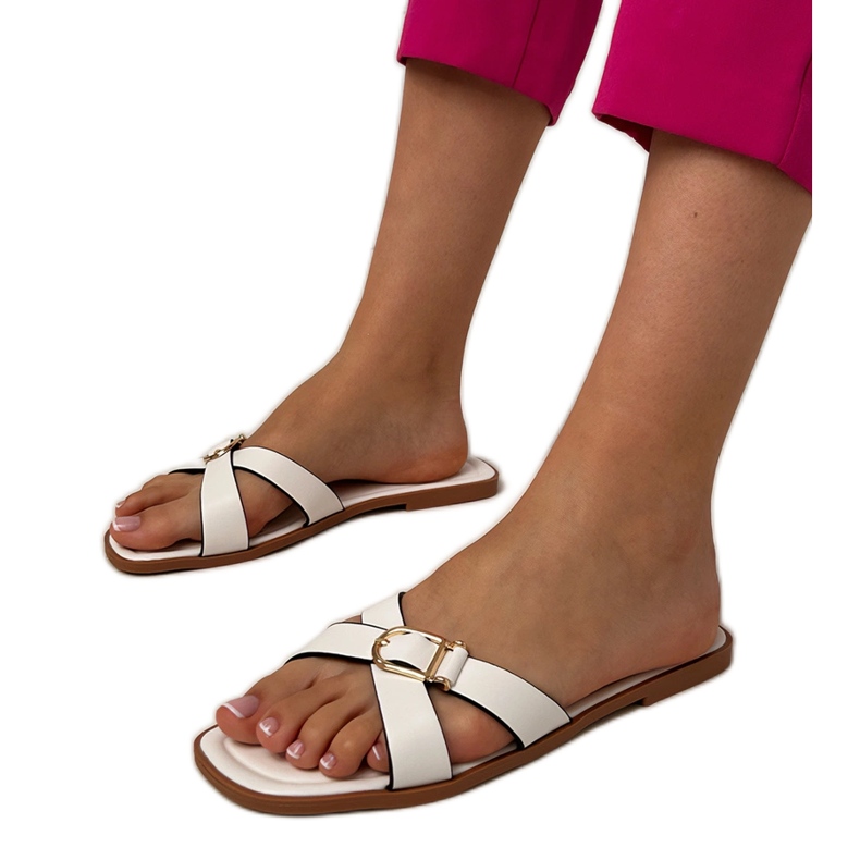 Flip -flops alb cu o cataramă decorativă pe curea