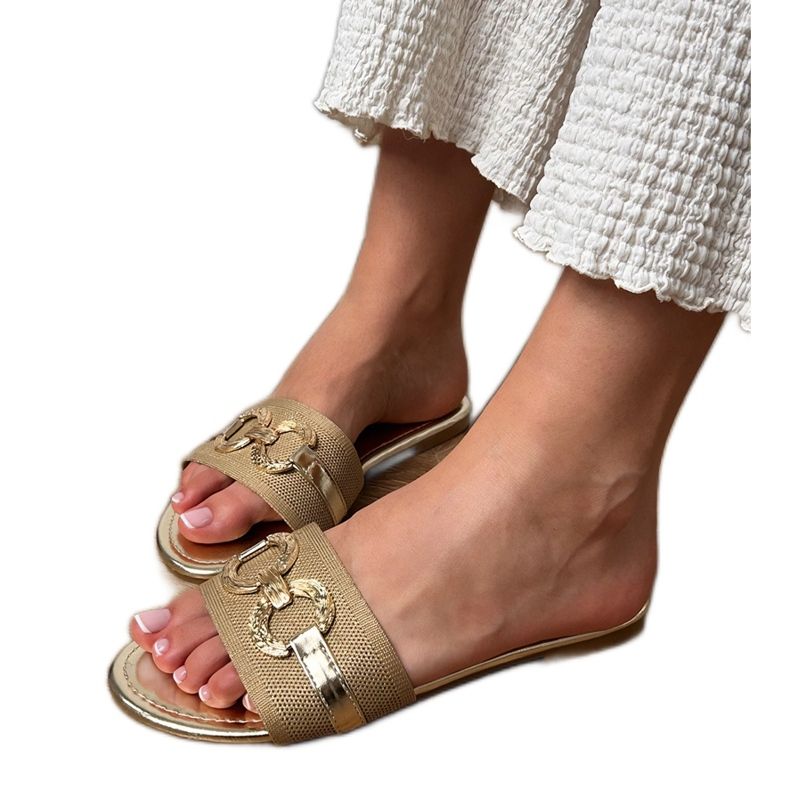Flip -flops auriu cu un decor de aur pe curea