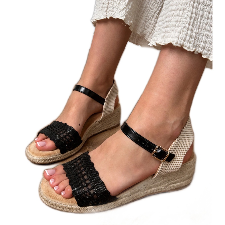 Sandale cu pană neagră cu o centură împletită negru