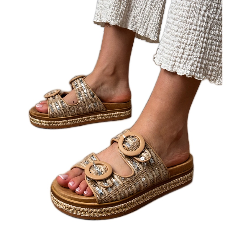 Clapele împletite bej cu paiete pe dungi