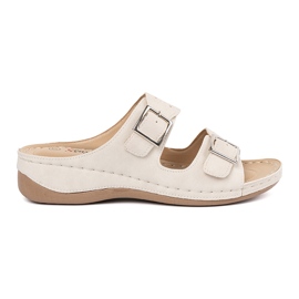 Seastar Papuci pe o pană joasă cu cleme bej