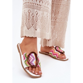 Flip -flops pentru femei plate cu o cataramă albă decorativă