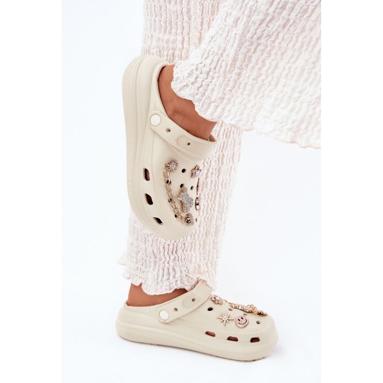 Flip -flops cu spumă bej cu pini Flip -flops cu spumă bej cu pini