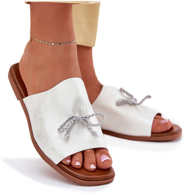 EVento Flip -flop -uri pentru femei cu lac plat, cu o legătură decorativă argintii EVento Flip -flop -uri pentru femei cu lac plat, cu o legătură decorativă argintii