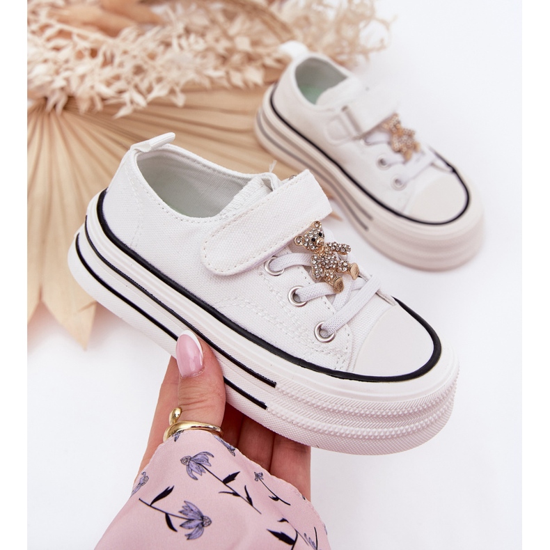 Adidași de fete cu un ursuleț de aur alb Adidași de fete cu un ursuleț de aur alb