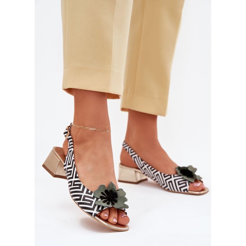 Sandale din piele pentru femei pe un bloc cu o floare decorativă Laura Messi 2973 Alb și negru