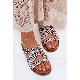 Sandale pentru femei cu toc plat cu știfturi albe aurii