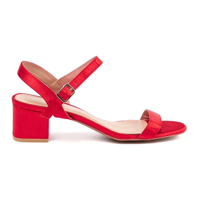 Shelvt Sandale roșii pe un stâlp roșu