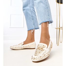 Plăcile albe decorate cu știfturi Lea