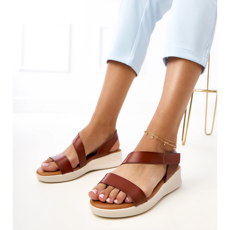 Sandale maro pe o pană joasă Verkado