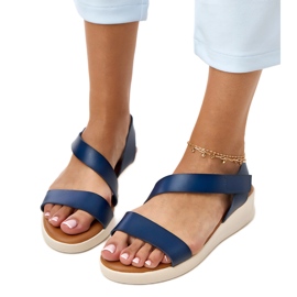 Sandale marine pe un verskado cu pană joasă Sandale marine pe un verskado cu pană joasă