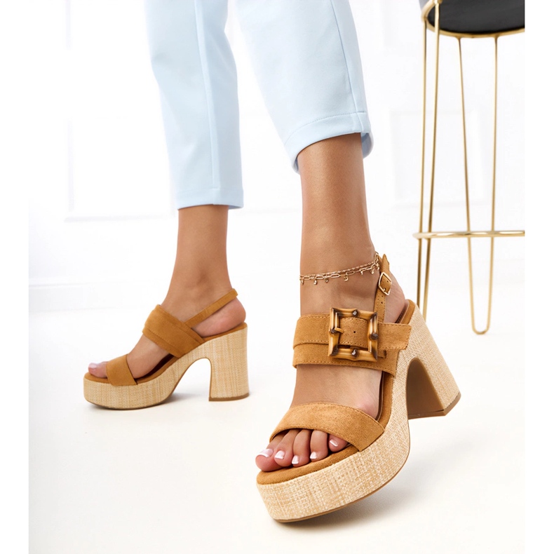 Sandale maro pe post decorat cu clemă Eleva