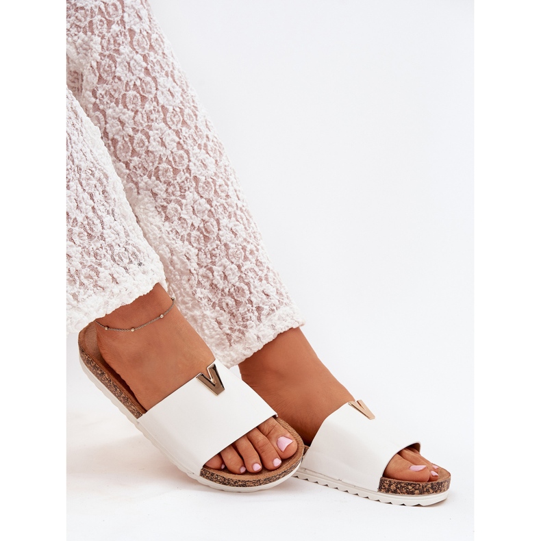 Boto Flip -flops pentru femei pe o platformă de plută cu un detaliu decorativ al Vessira albă