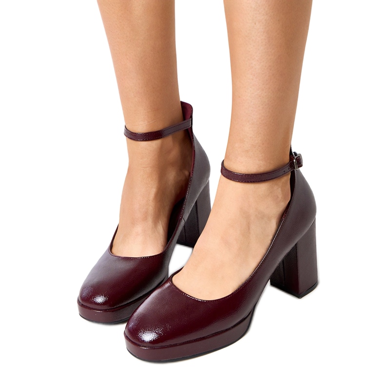 Pompele de Burgundie lăptate pe un post masiv Batuma roșu