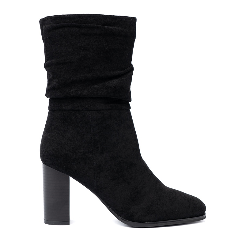 Shelvt Cizme negre pe postare cu un superior sclipitor negru