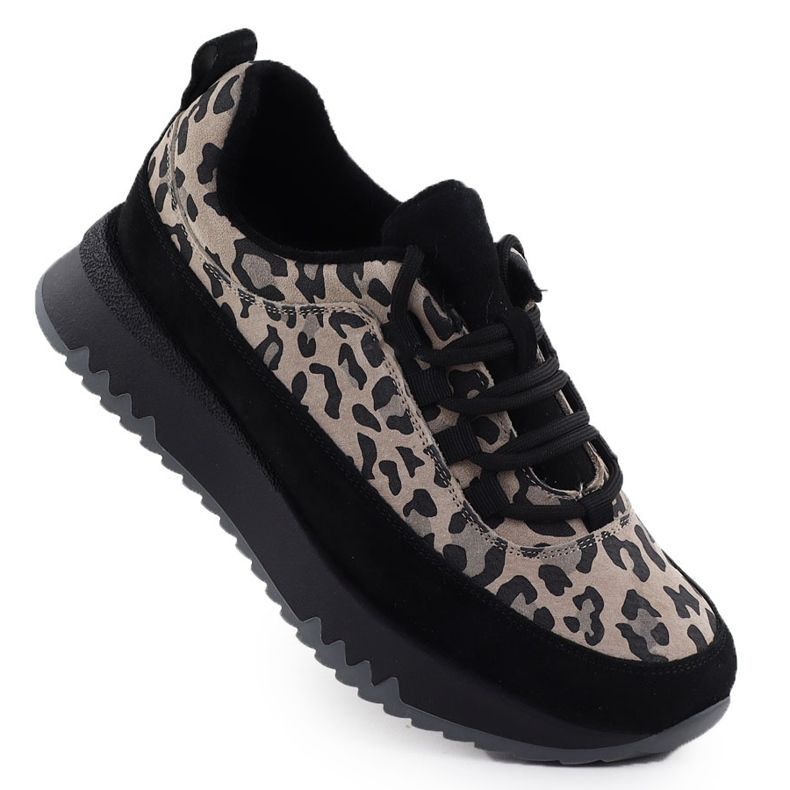 Pantofi sport din piele pe o platformă de leopard. Black Vinceza 66836 Izolație
