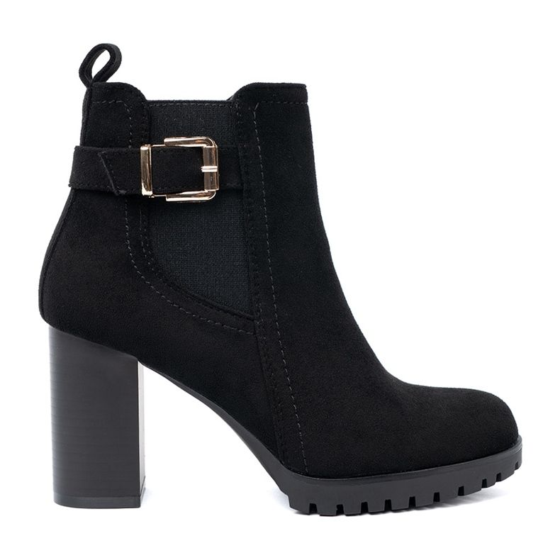 Shelvt Cizme negre pe postare cu o clemă decorativă negru