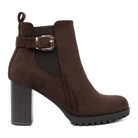 Shelvt Cizme maro închis pe postare cu o clemă decorativă