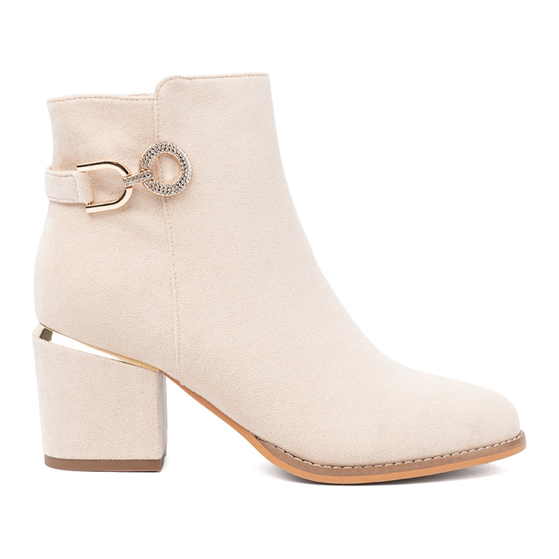 Shelvt Cizme bej ușoare pe postare cu o clemă decorativă