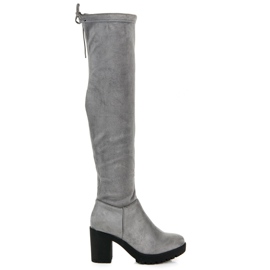 Vices Muschetarii de piele de căprioară pe un stâlp gri Vices Muschetarii de piele de căprioară pe un stâlp gri