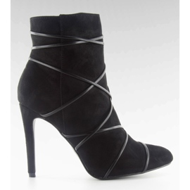 Piele intoarsa neagra pe un toc inalt negru