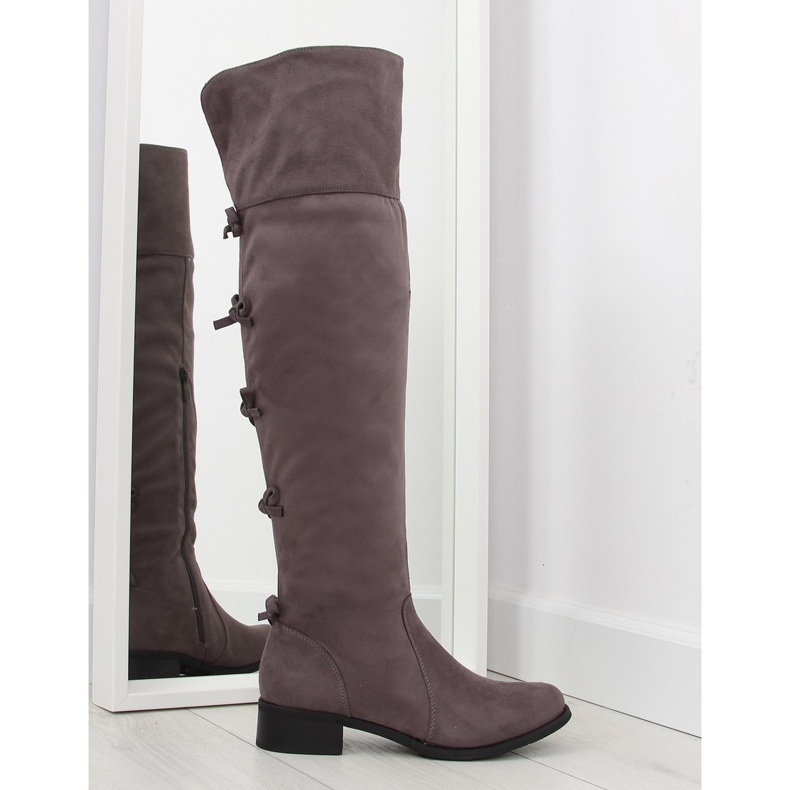 Ofițerii coapse cu arcuri gri