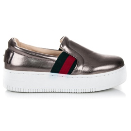 Kylie Sliponi pe platformă gri