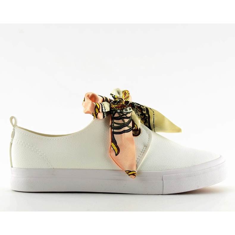 Tenisi dantelati cu o panglica alba