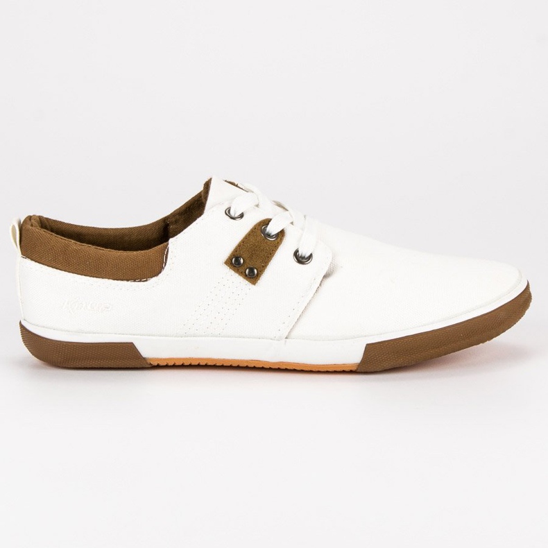 Adidași albi legați