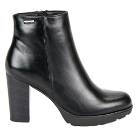 Weide Ghete negre pe stâlp negru Weide Ghete negre pe stâlp negru