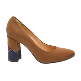 Pompe formale Espinto Pompe roșii pe un post decorativ maro Pompe formale Espinto Pompe roșii pe un post decorativ maro