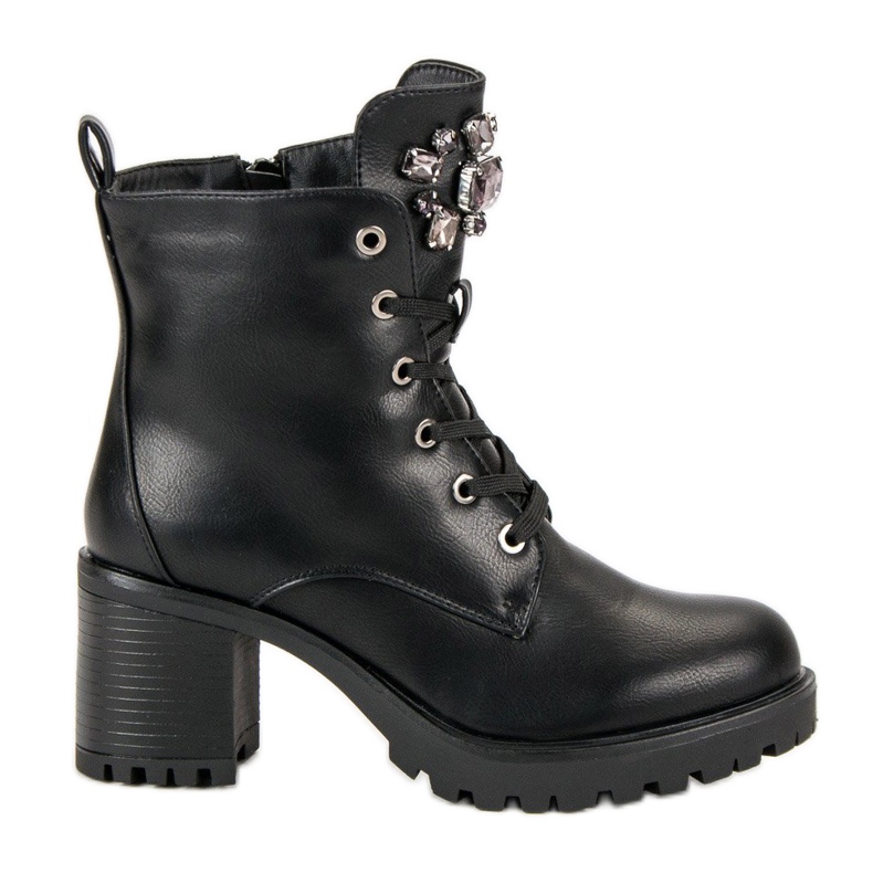 Kylie Cizme legate pe stâlp negru