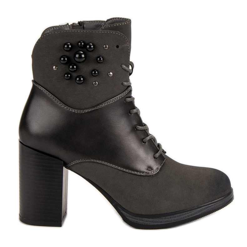 Vinceza Ghete cu șiret pe o postare gri