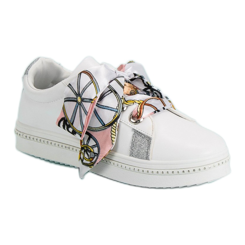Încălțăminte sport legată cu o panglică alb Încălțăminte sport legată cu o panglică alb