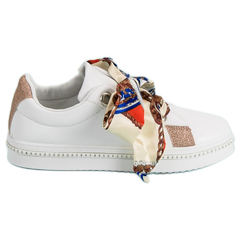 Încălțăminte sport legată cu o panglică alb Încălțăminte sport legată cu o panglică alb