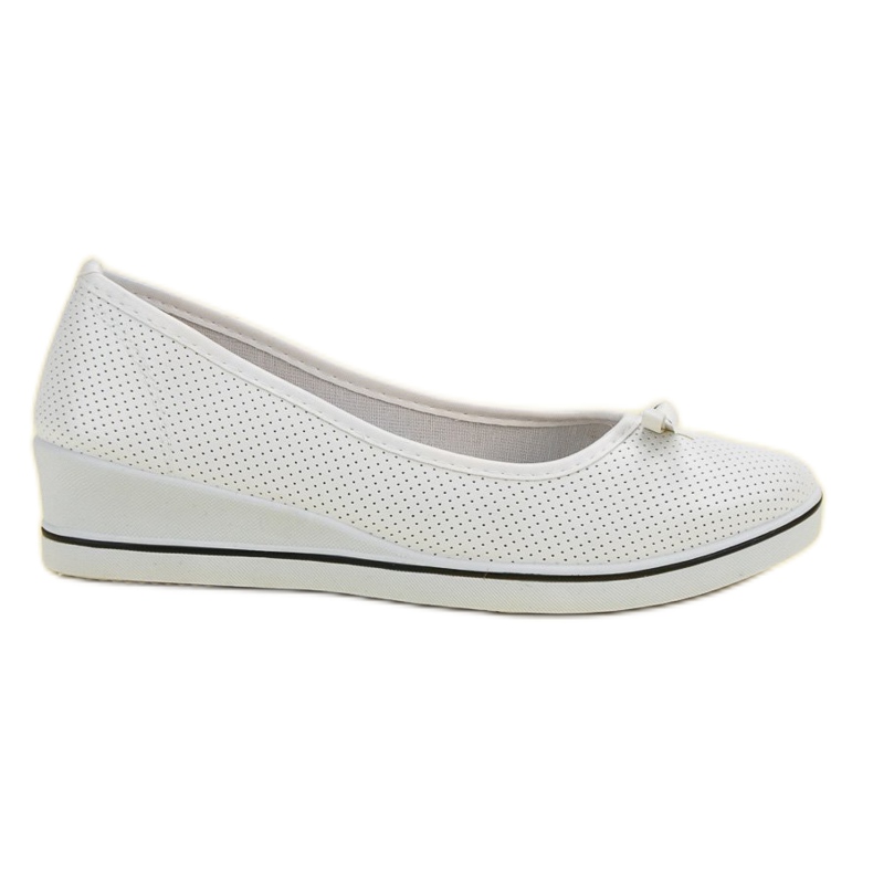 Balerină sportivă pe o pană alb