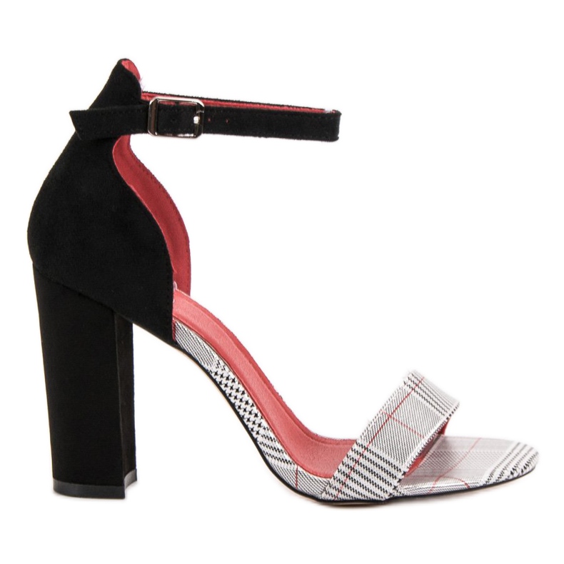 Erynn Sandale pe o bară negru