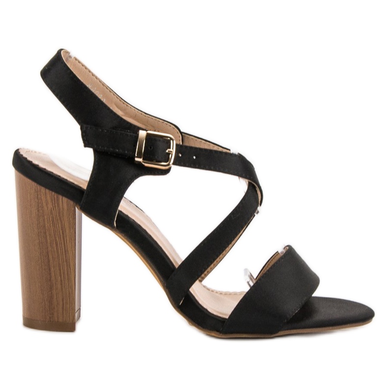 Kayla Sandale sexy pe un bar negru