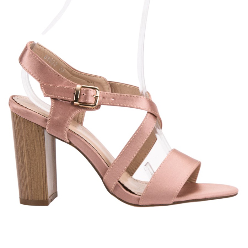 Kayla Sandale sexy pe un bar roz