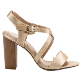 Kayla Sandale sexy pe un bar galben Kayla Sandale sexy pe un bar galben