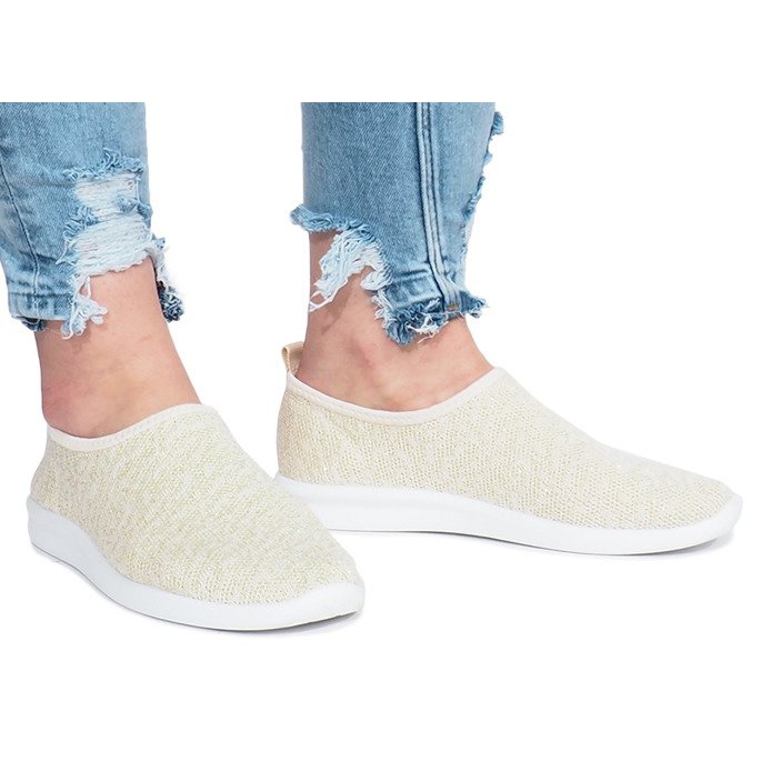 Sportul bej de culoare burgundă