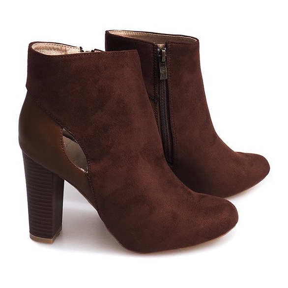 Cizme din piele de căprioară maro pe un stâlp cu fermoar Cizme din piele de căprioară maro pe un stâlp cu fermoar