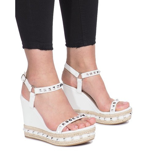 Sandale cu pană albă cu știfturi Cubano Sandale cu pană albă cu știfturi Cubano