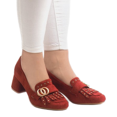 Pompele roșii din piele de căprioară pe stâlpul X77 roșu